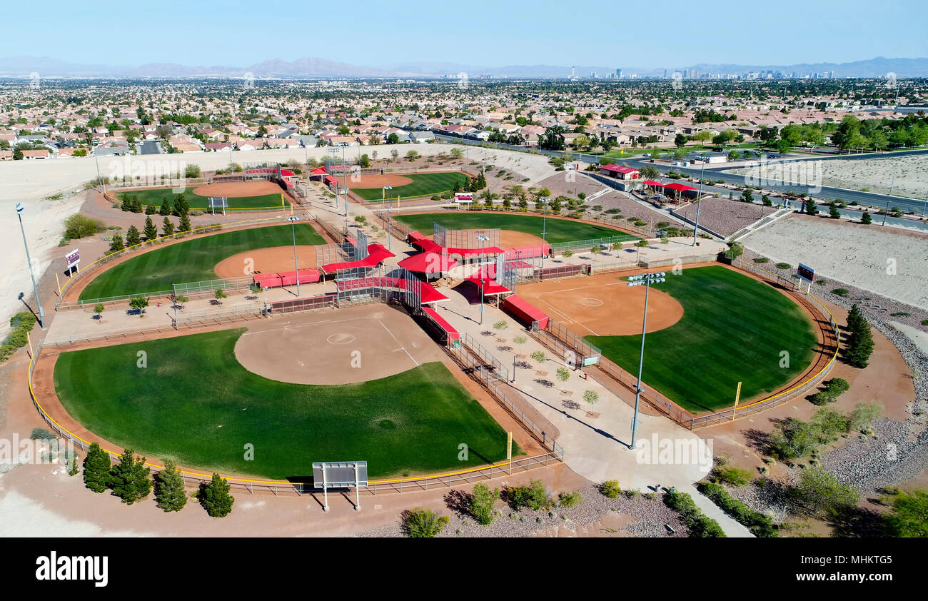 Antenne drone Fotografie eines entspannenden Baseball Feld mit sechs Parks. Stockfoto