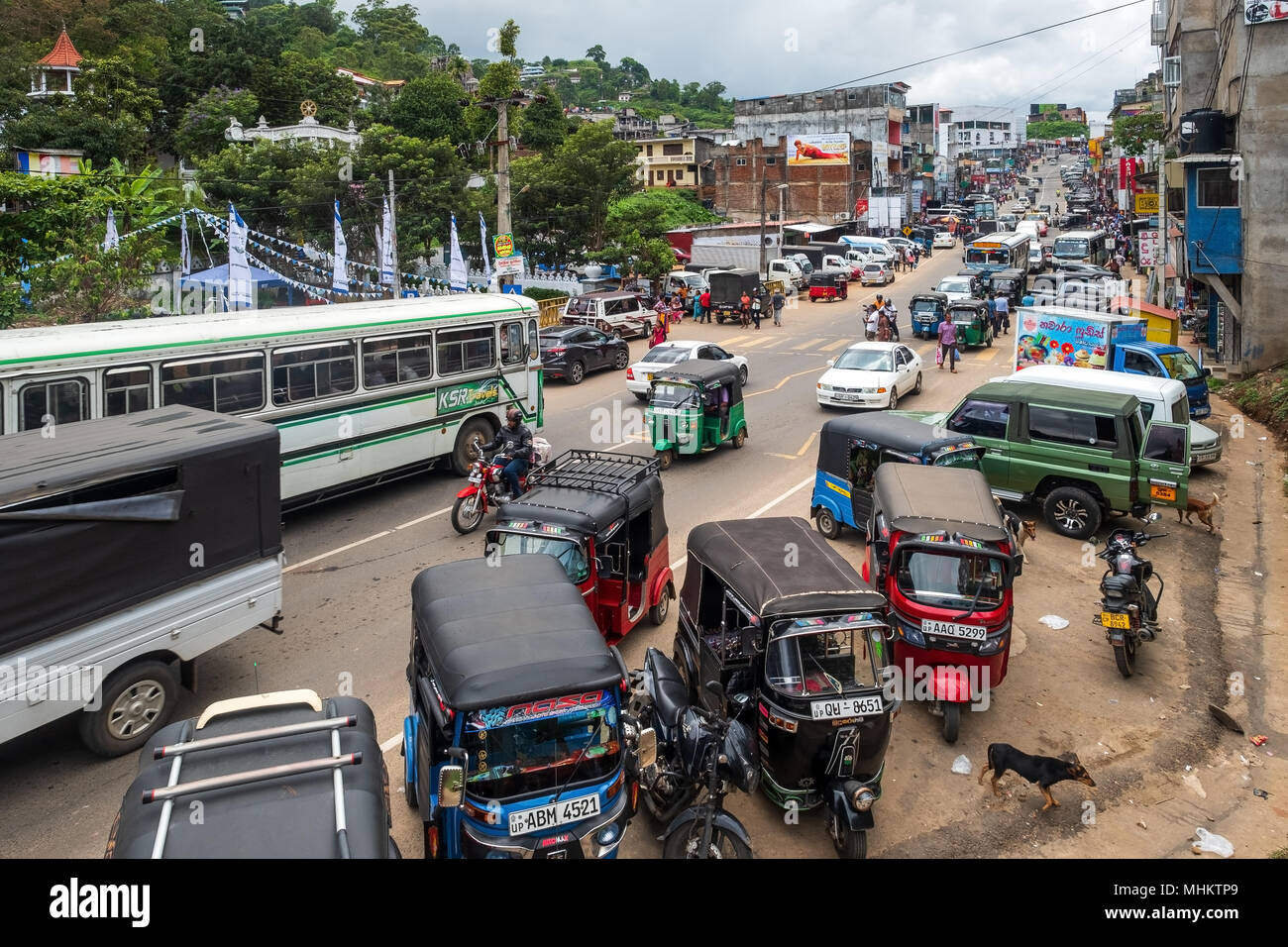 Katunayake, Sri Lanka - 11. April 2018: Die laute Straße von der zweitgrößten Stadt in Badulla District Stockfoto