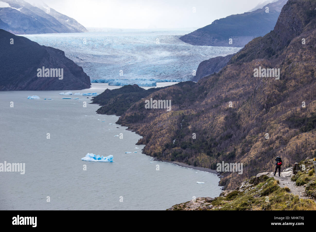 Wanderer Pausen für die Ansicht der Glaciar Grey, Torres del Paine Nationalpark, Patagonien, Chile Stockfoto