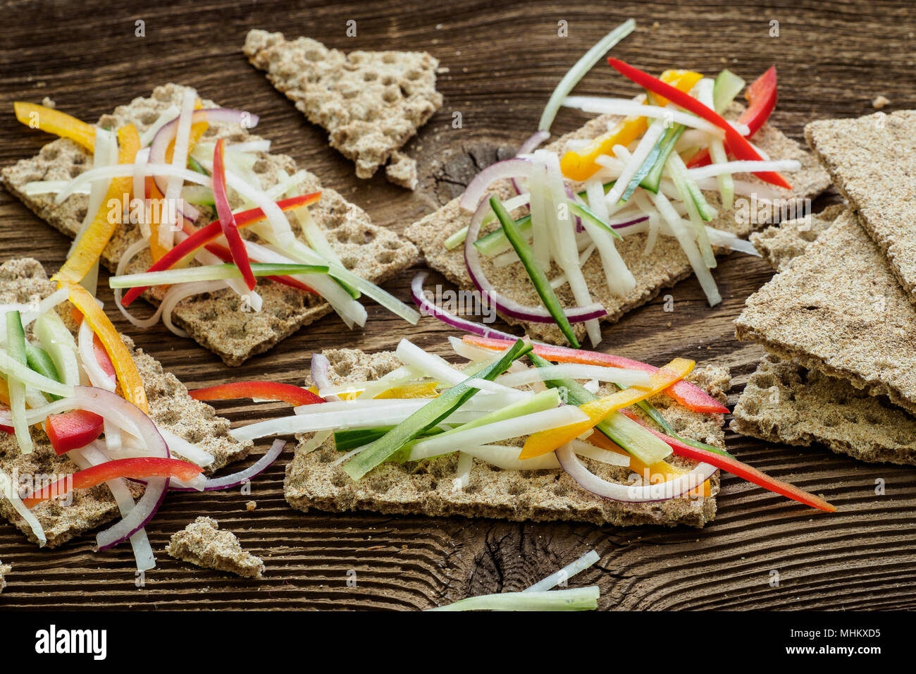 Gesunde Sandwiches mit frischem Gemüse. Frühstück Toast auf Holz Schneidebrett. Ausgewogenes Frühstück. Stockfoto