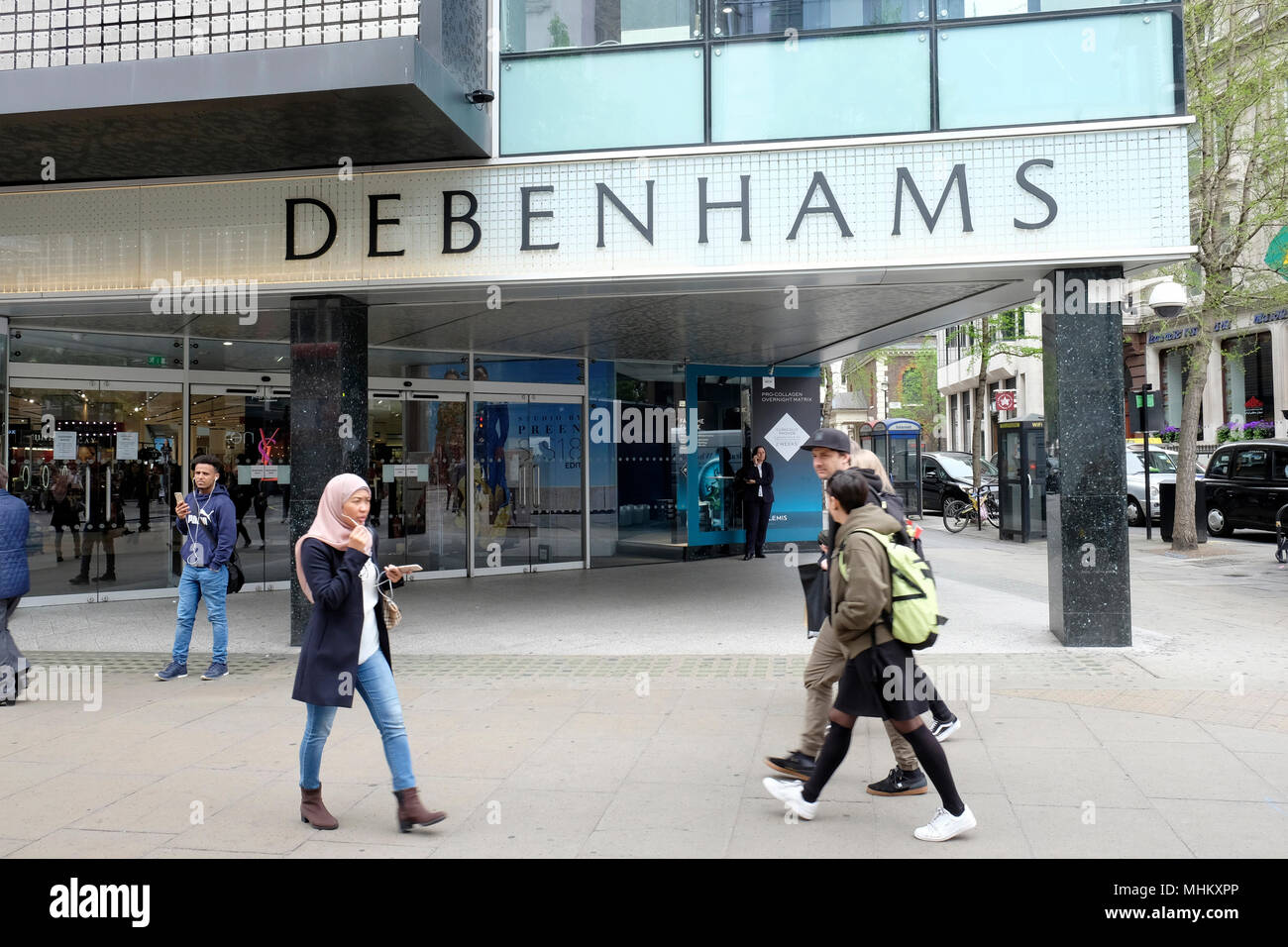 Menschen gehen vorbei Debenhams Store auf der Oxford Street, London Stockfoto