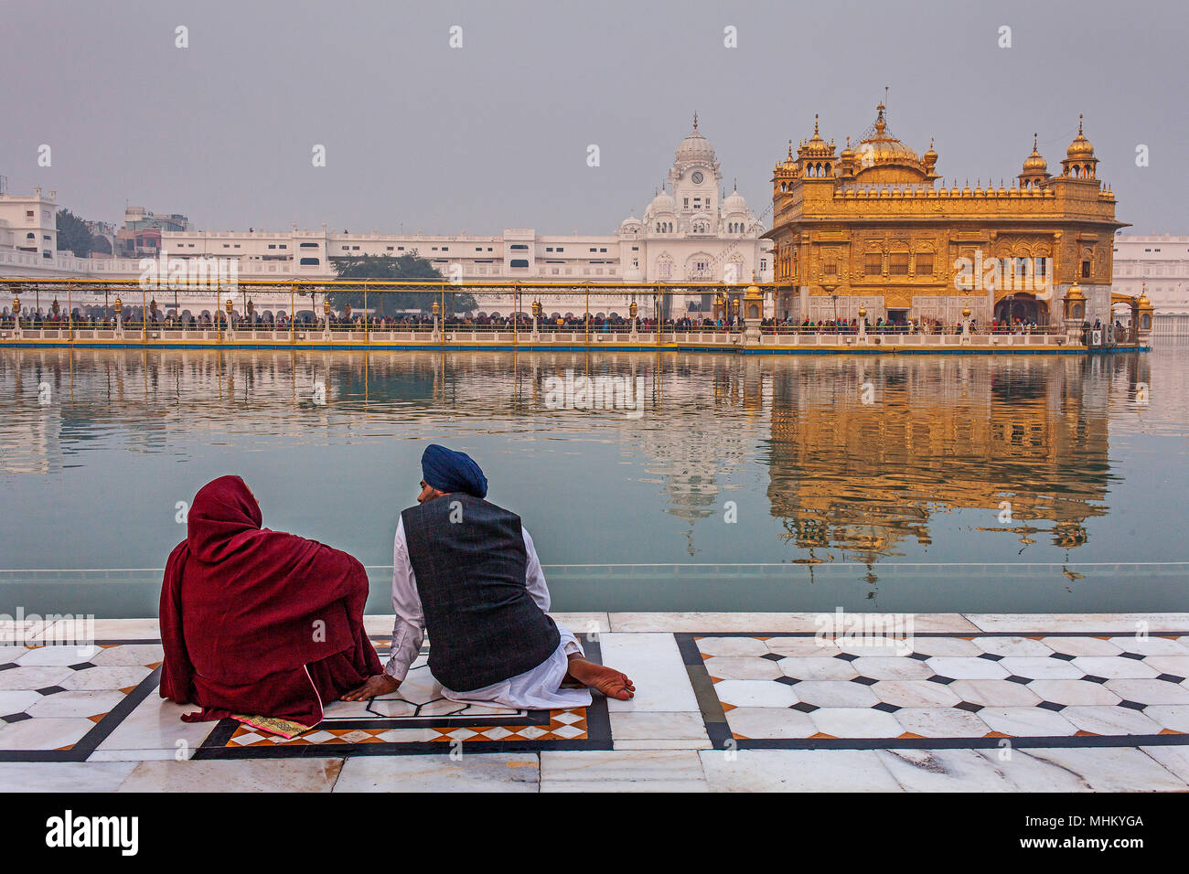 Pilger und Heilige Pool Amrit Sarovar, Goldener Tempel, Amritsar, Punjab, Indien Stockfoto