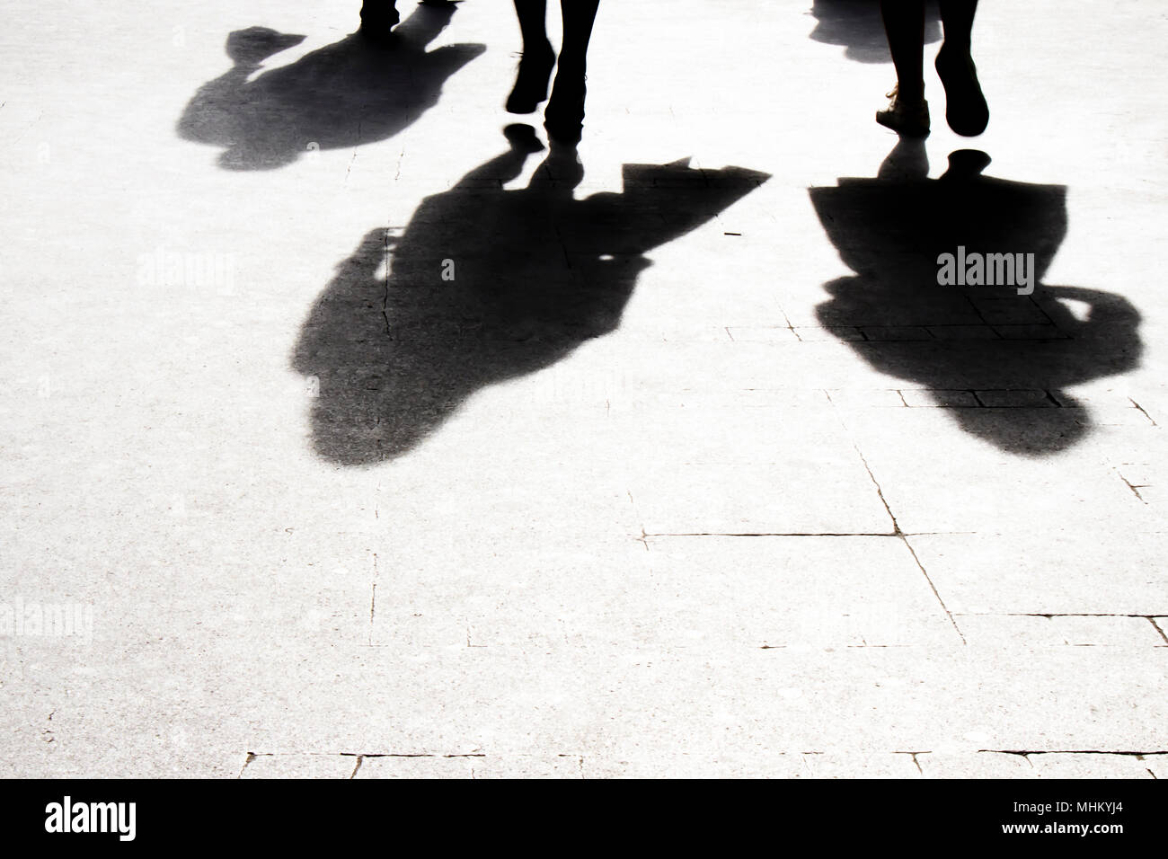 Verschwommene Schatten und Silhouette von Menschen zu Fuß auf der Straße Bürgersteig, in Schwarz und Weiß Stockfoto