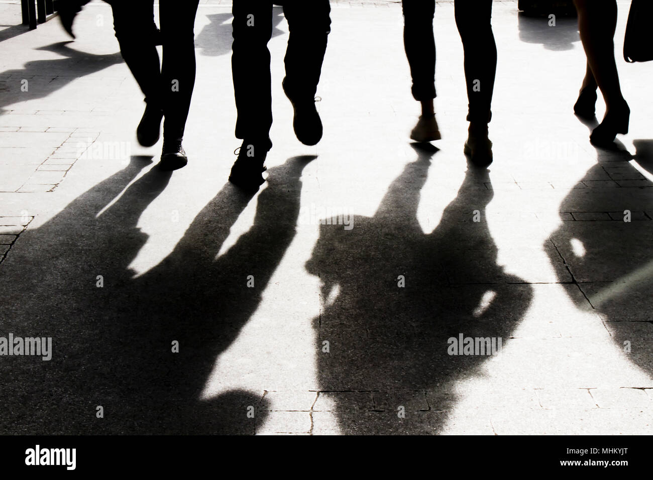 Verschwommene Schatten und Silhouette von Menschen zu Fuß auf der Straße Bürgersteig, in Schwarz und Weiß Stockfoto