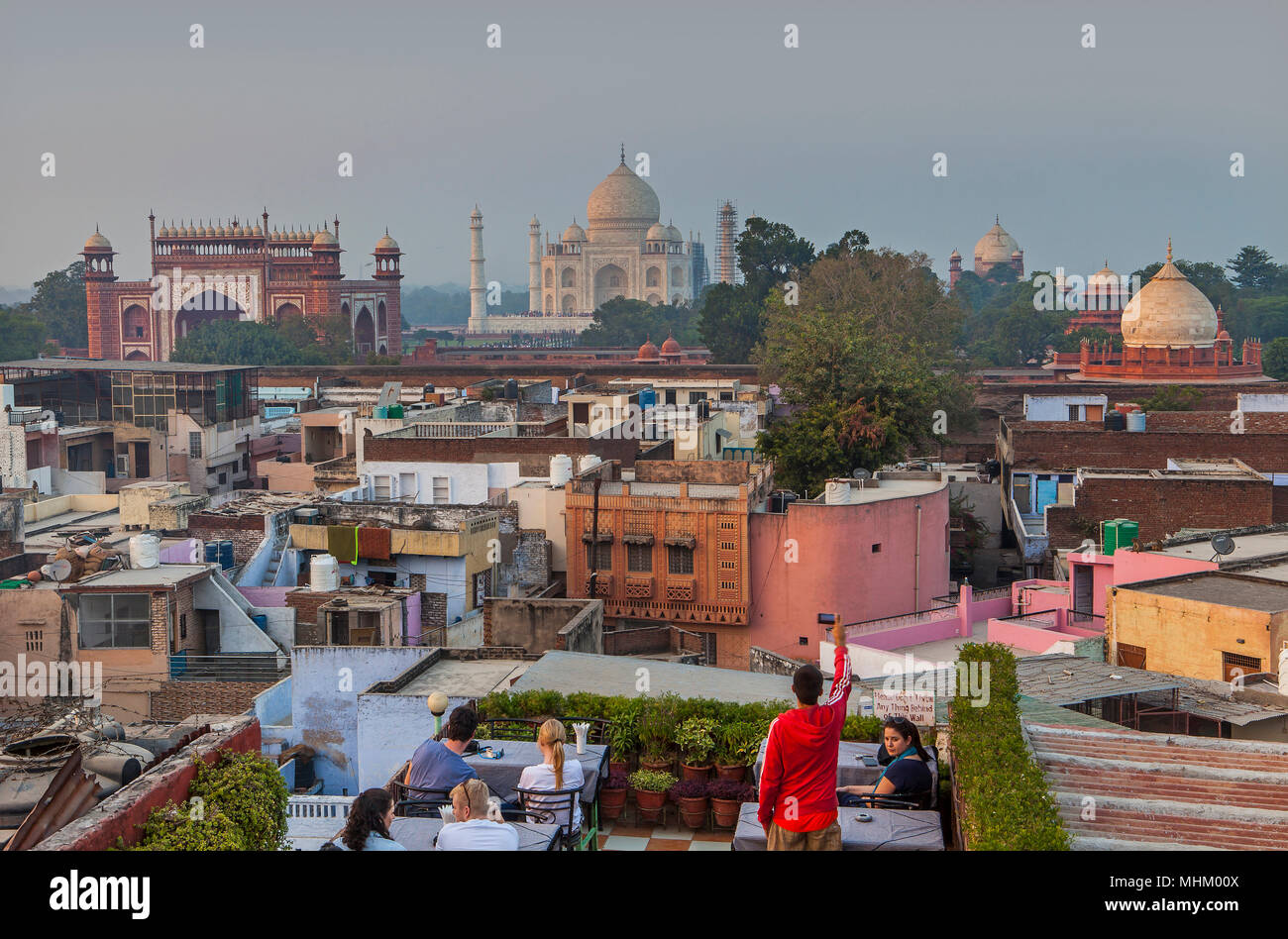 Taj Mahal und Dächer der Stadt Agra, Indien Stockfoto