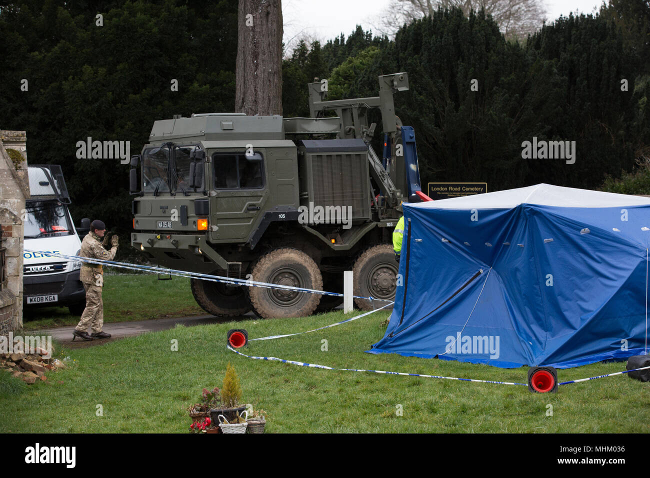 Salisbury Friedhof, wo Sergej Skripal's Frau auf Devizes Straße begraben wurde, Chemie Forensik nach dem Nerv agent Angriff in Salisbury Großbritannien untersuchen Stockfoto Salisbury Friedhof, wo Sergej Skripal's Frau auf Devizes Straße begraben wurde, Chemie Forensik nach dem Nerv agent Angriff in Salisbury Großbritannien untersuchen Stockfoto