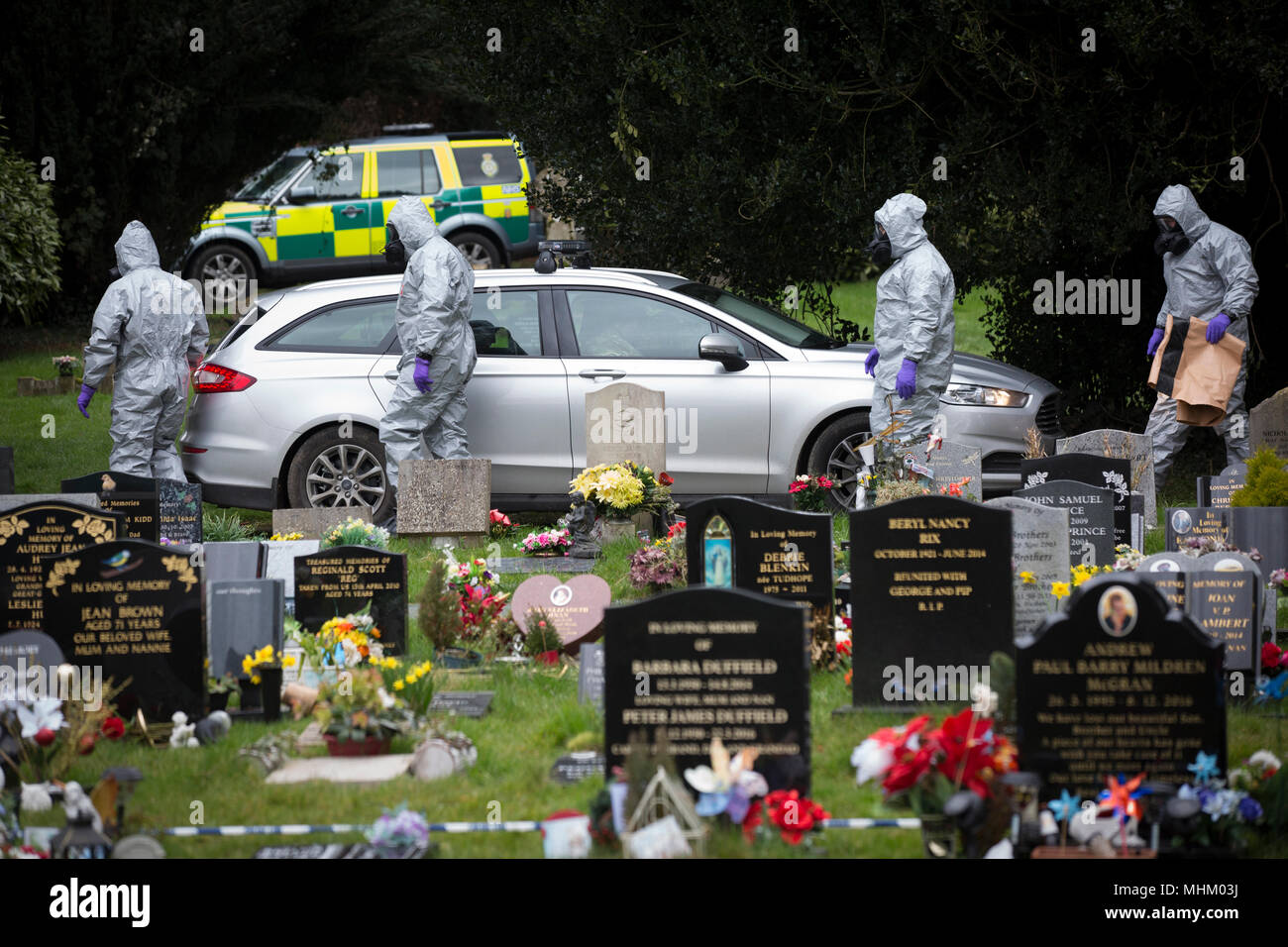 Salisbury Friedhof, wo Sergej Skripal's Frau auf Devizes Straße begraben wurde, Chemie Forensik nach dem Nerv agent Angriff in Salisbury Großbritannien untersuchen Stockfoto Salisbury Friedhof, wo Sergej Skripal's Frau auf Devizes Straße begraben wurde, Chemie Forensik nach dem Nerv agent Angriff in Salisbury Großbritannien untersuchen Stockfoto