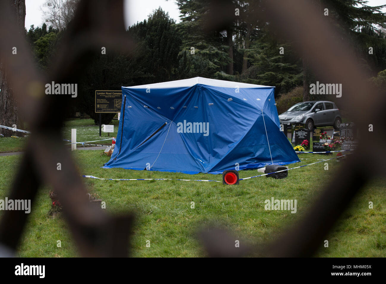Salisbury Friedhof, wo Sergej Skripal's Frau auf Devizes Straße begraben wurde, Chemie Forensik nach dem Nerv agent Angriff in Salisbury Großbritannien untersuchen Stockfoto Salisbury Friedhof, wo Sergej Skripal's Frau auf Devizes Straße begraben wurde, Chemie Forensik nach dem Nerv agent Angriff in Salisbury Großbritannien untersuchen Stockfoto