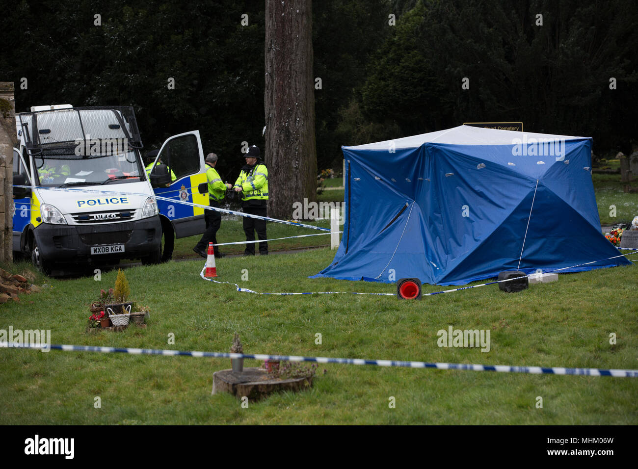 Salisbury Friedhof, wo Sergej Skripal's Frau auf Devizes Straße begraben wurde, Chemie Forensik nach dem Nerv agent Angriff in Salisbury Großbritannien untersuchen Stockfoto Salisbury Friedhof, wo Sergej Skripal's Frau auf Devizes Straße begraben wurde, Chemie Forensik nach dem Nerv agent Angriff in Salisbury Großbritannien untersuchen Stockfoto