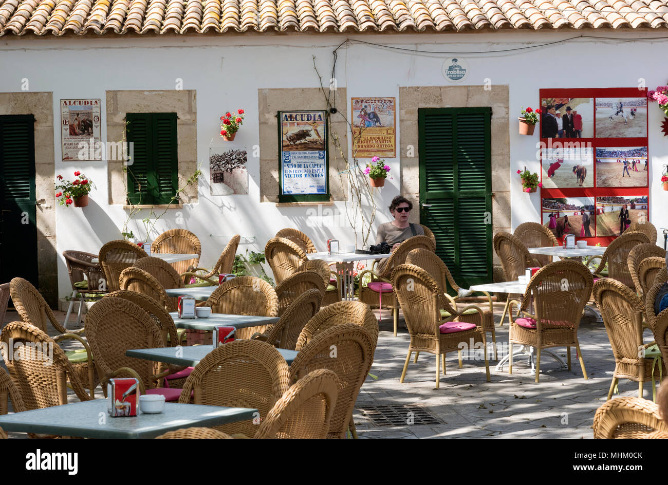 Alcudia, Mallorca, Spanien, 2018. Ein Restaurant, ein Café, eine Bar an der Stierkampfarena in der Altstadt von Alcudia, Mallorca, Balearen. Stockfoto