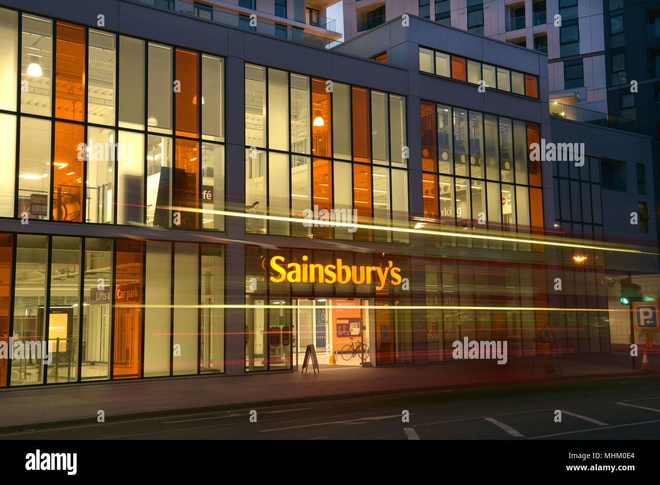 Sainsbury's Supermarkt bei Nine Elms, Vauxhall, Lambeth, London. Der Store ist ein superstore und fungiert als Distributionszentrum und Erfüllung für online Stockfoto