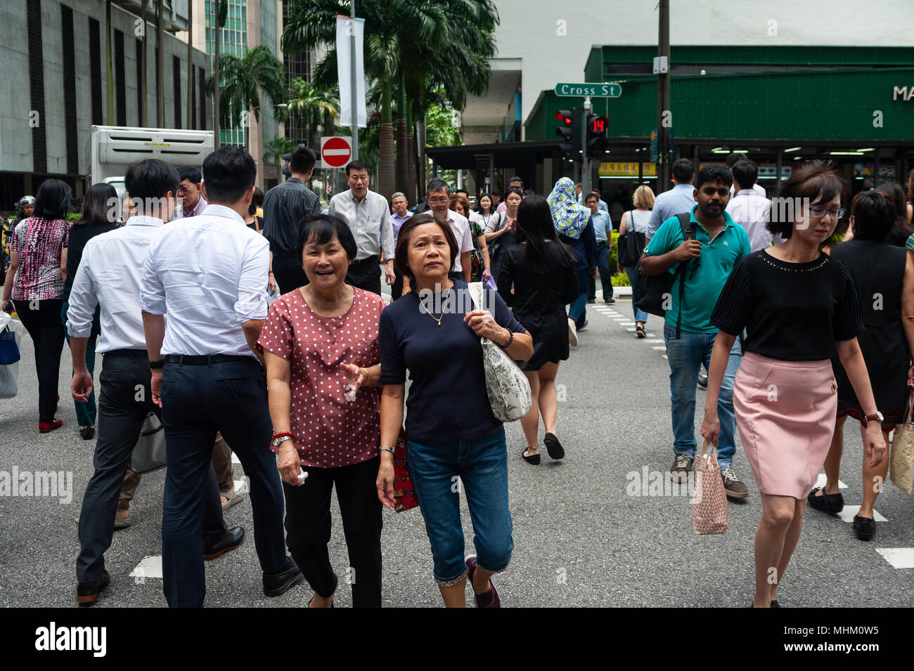 18.04.2018, Singapur, Republik Singapur, Asien - Fußgänger sind während der Mittagspause in Singapore's Central Business District. Stockfoto