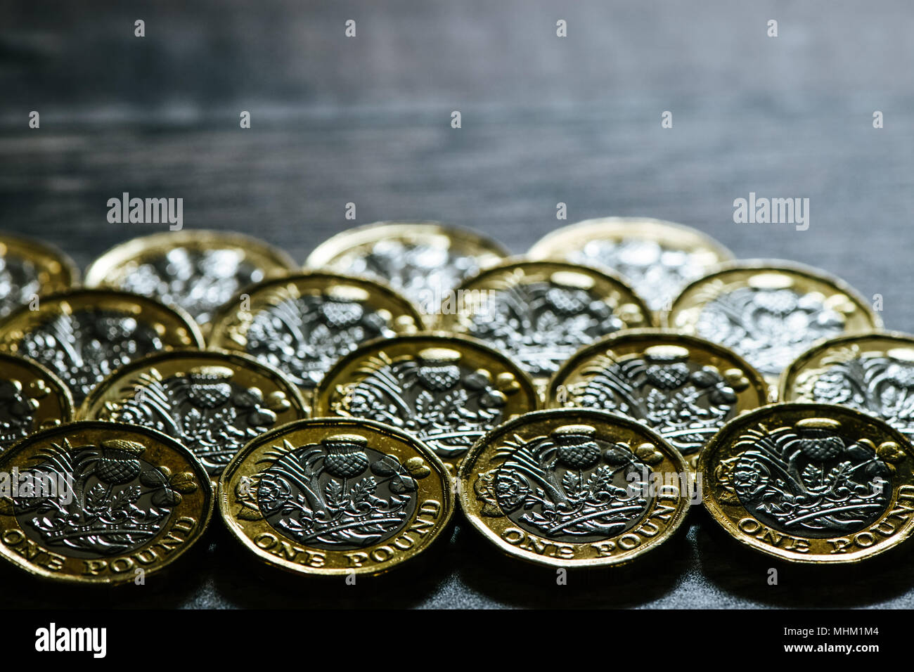 Neue Währung Pfund Münzen aufgereiht im Muster. Finanz und Wirtschaft Stockfoto