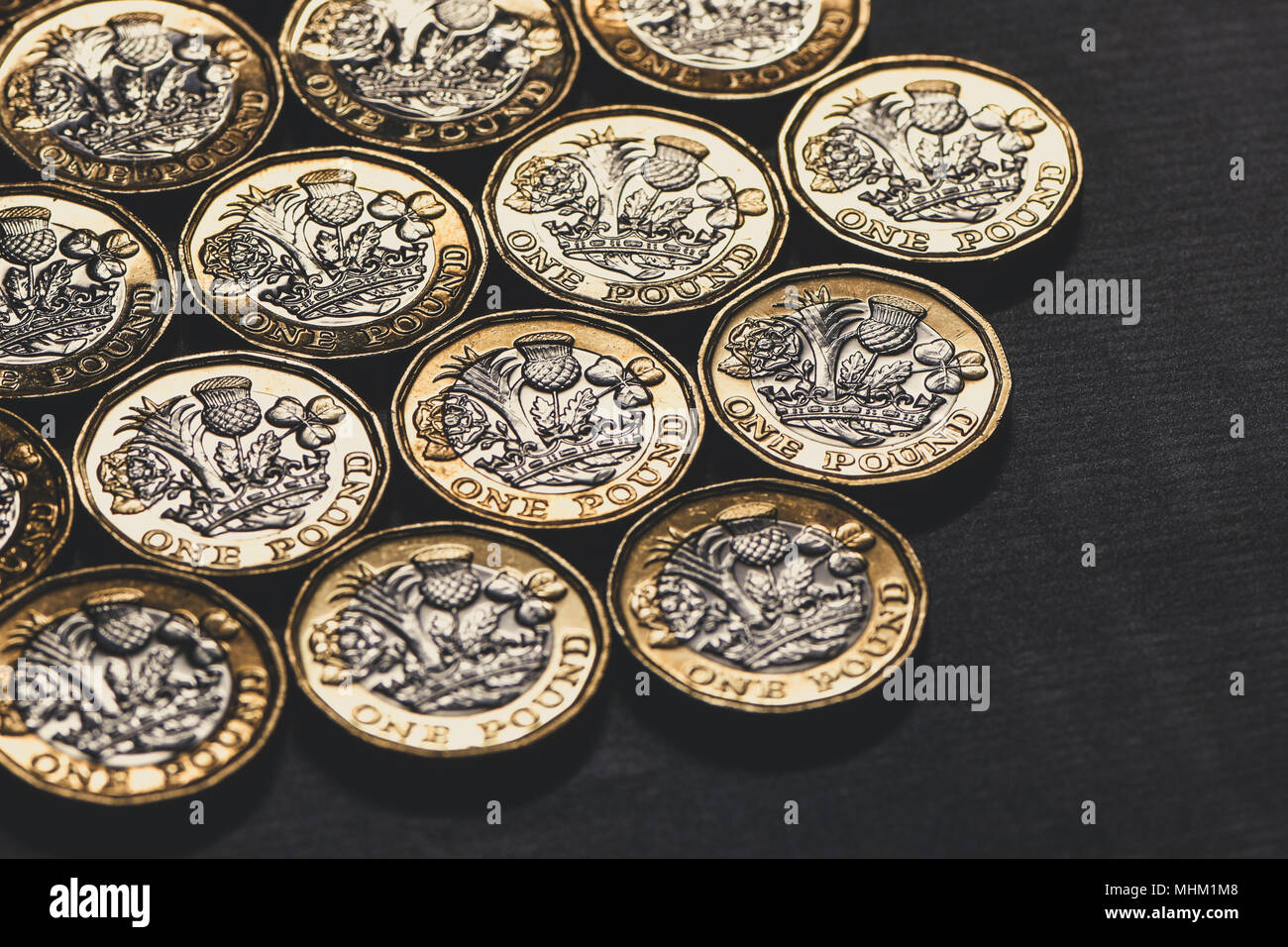 Neue Währung Pfund Münzen aufgereiht im Muster. Finanz und Wirtschaft Stockfoto
