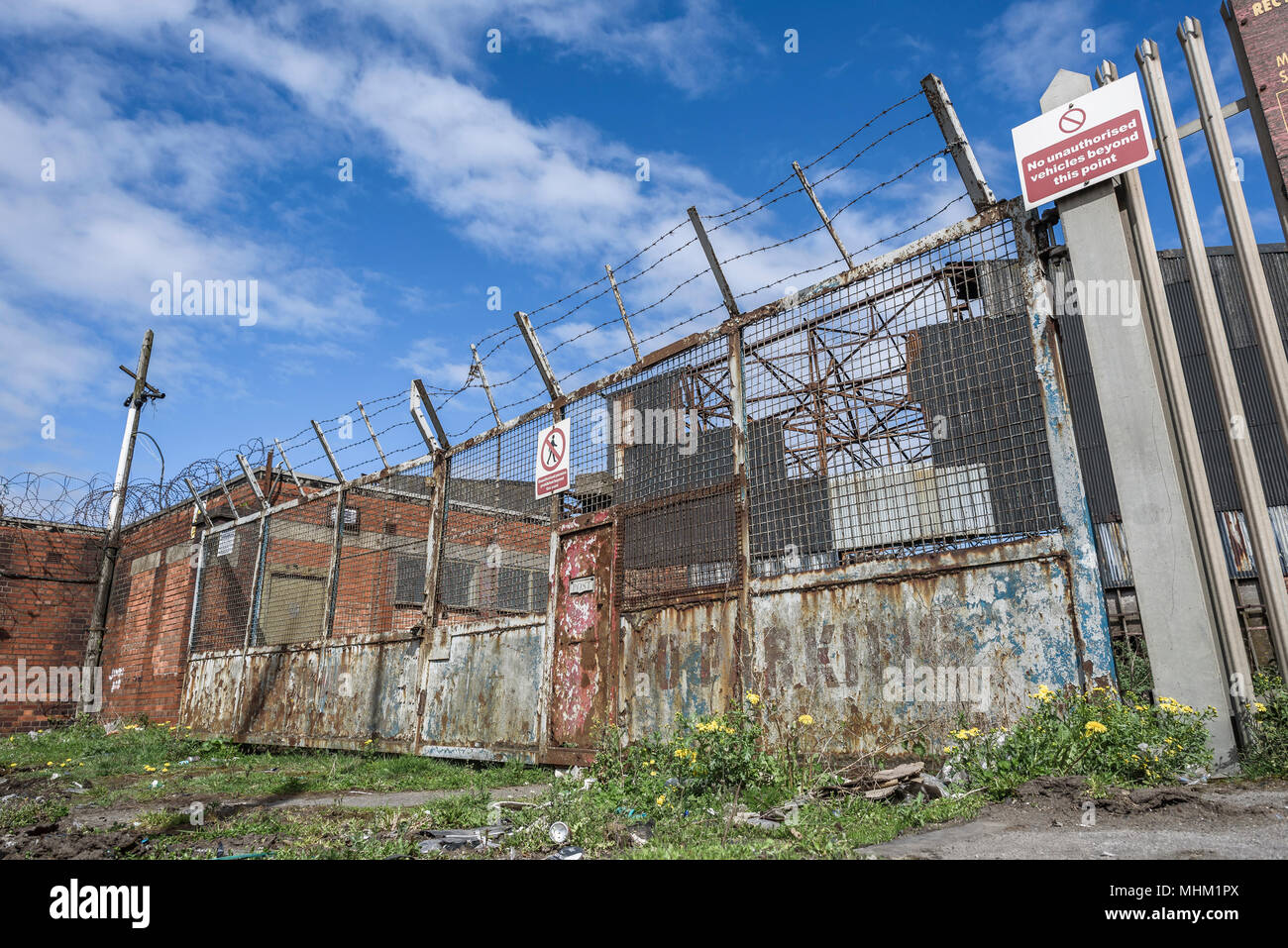Alte, rostige industrielle Sicherheit Tor an einem verlassenen Ort. Stockfoto