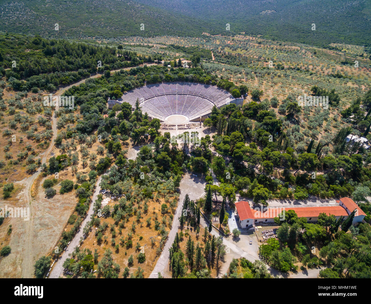 Aerial drone Vogelperspektive Foto von antiken Theater von Epidaurus oder Epidavros, Argolis, Peloponnes, Griechenland Stockfoto