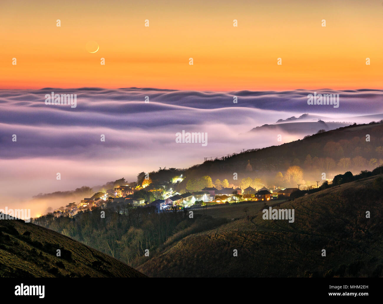 Halbmond über der Küste Meer Nebel bei Sonnenuntergang, Ventnor Stadt Stockfoto