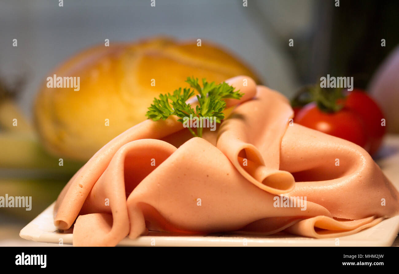 Die Österreichische Extrawurst ist eine sehr feine blended Wurst aus Schweinefleisch oder Kalbfleisch. Sie können es in ein Sandwich oder als Salat mit Öl und Essig essen. Stockfoto