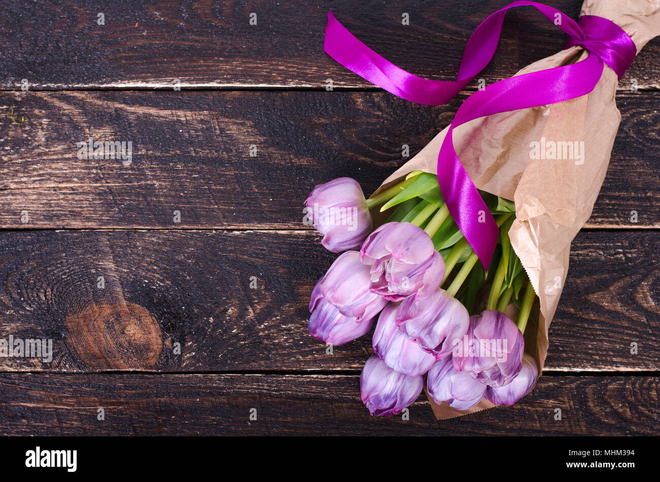 Violett Tulpen auf einer hölzernen Hintergrund. Freier Platz für Ihren Text. Stockfoto