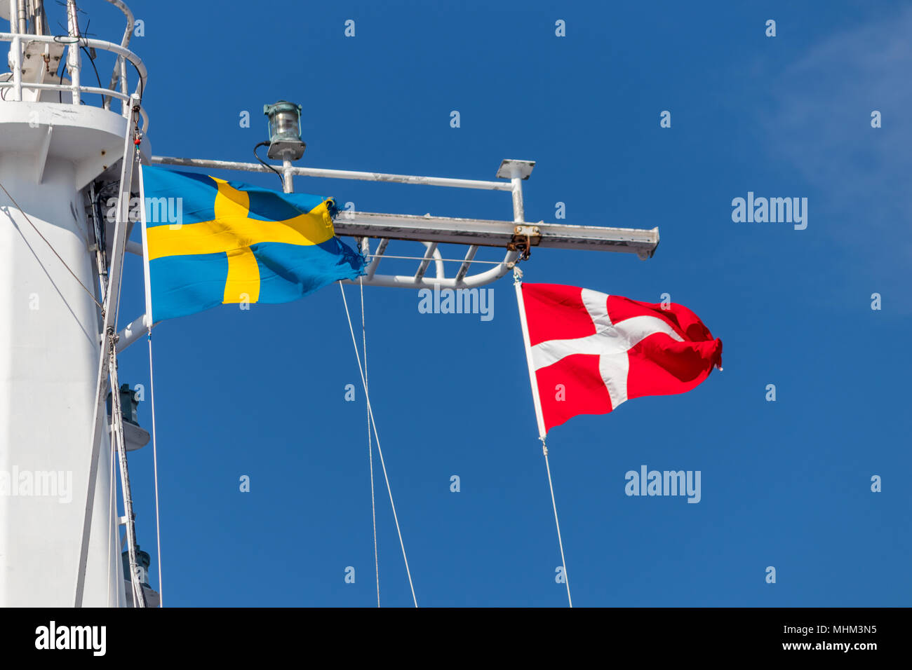 Die unter der Flagge von Schweden und Dänemark auf einem Schiff mast. Stockfoto