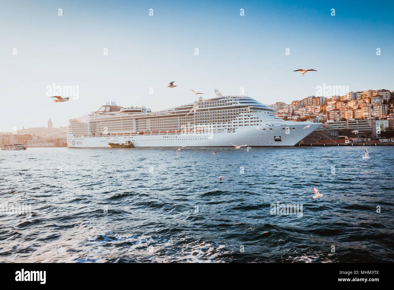 IIstanbul, Türkei - 18 April 2018: Blick auf den Bosporus und Kreuzfahrtschiff Stockfoto