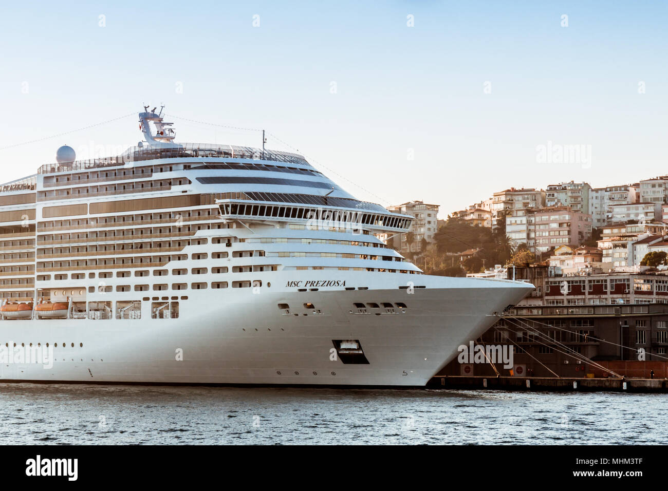 IIstanbul, Türkei - 18 April 2018: Blick auf den Bosporus und Kreuzfahrtschiff Stockfoto