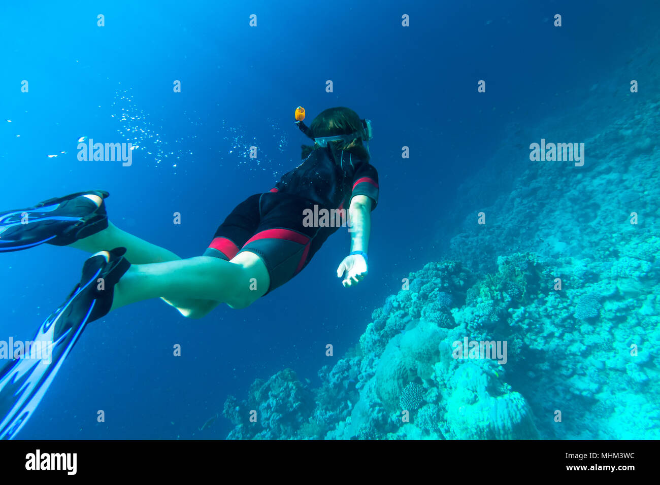 Mädchen in Schnorchelausrüstung Tauchgänge ins Meer Stockfoto