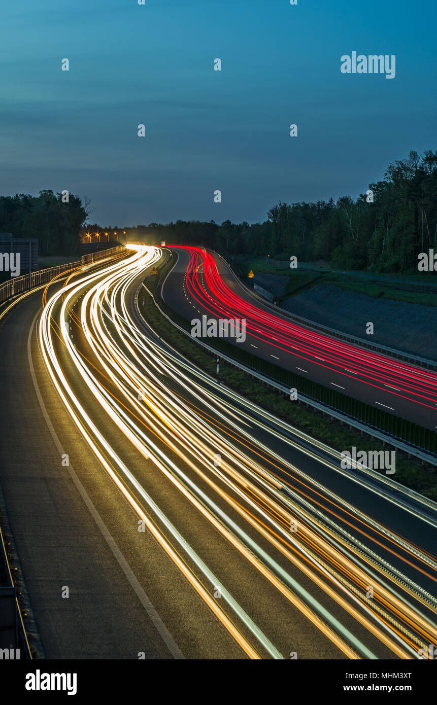 Buntes Licht Spuren der vielbefahrenen Autobahn Verkehr auf Nacht, Autobahn A1, Gliwice, Schlesischen Hochland, Polen. Stockfoto