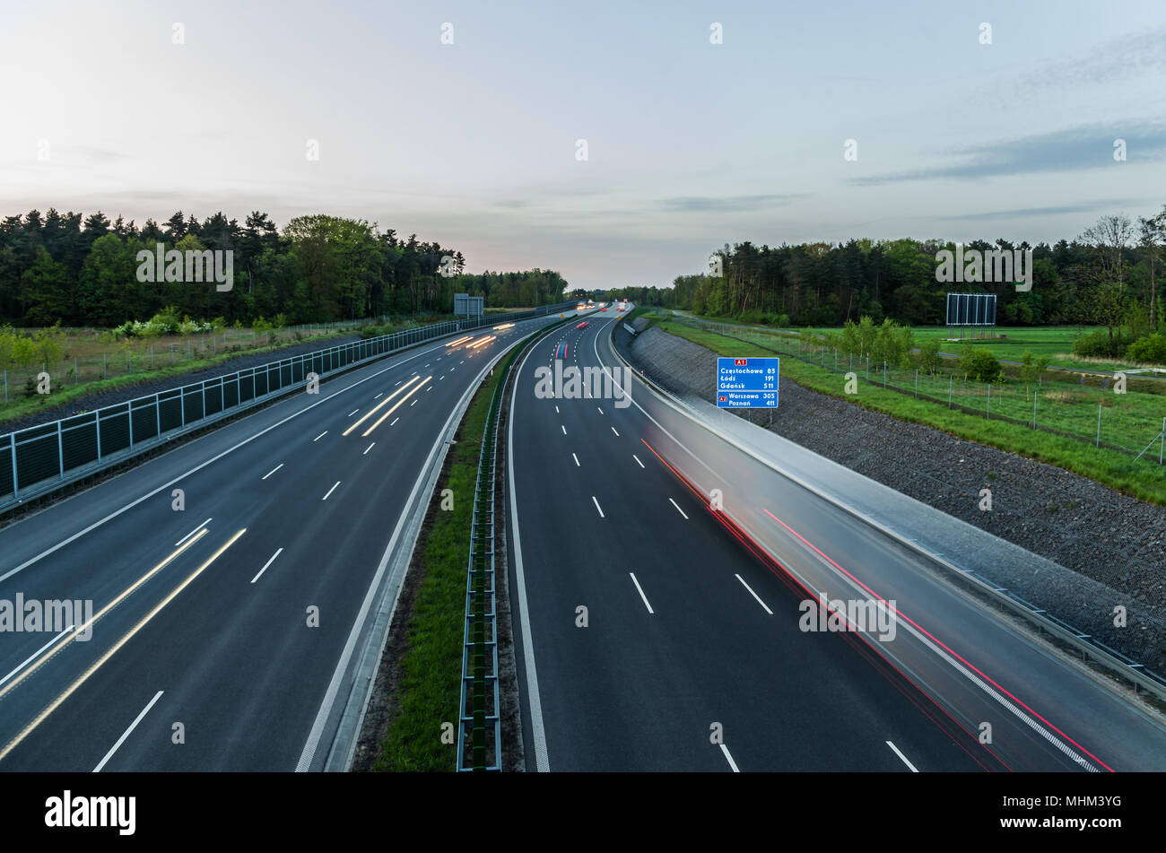 Verschwommen Autos von der Autobahn Verkehr auf Nacht, Autobahn A1, Gliwice, Schlesischen Hochland, Polen. Stockfoto