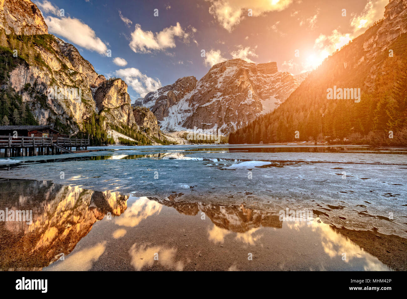 Pragser See auf italienische Alpen teilweises Einfrieren Stockfoto