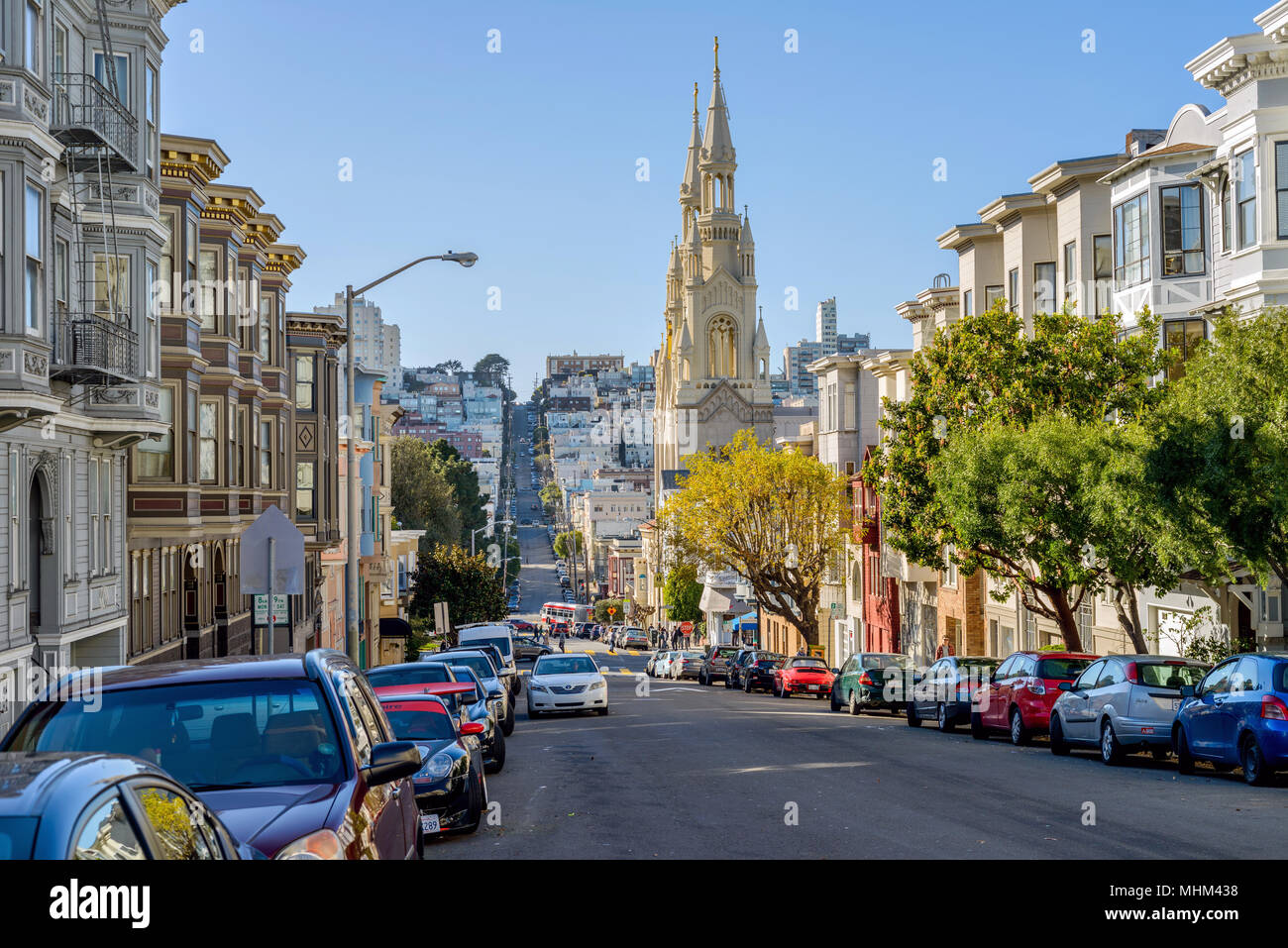 Hill City - sonnigen Wintertag Blick auf Hügel Nachbarschaften auf Filbert Street, Blick von Telegraph Hill zu Russian Hill. San Francisco, CA, USA Stockfoto