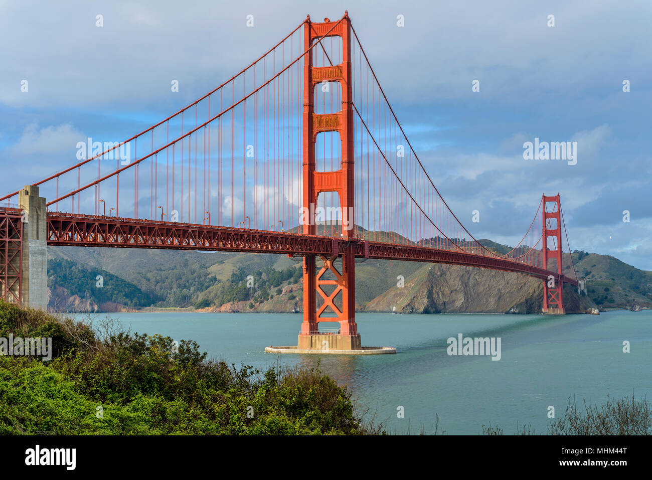 Golden Gate Bridge - Einen sonnigen Winter - Tag der Golden Gate Bridge, Golden Gate Park in Richtung Marin Headlands am Norden. San Francisco, CA, USA. Stockfoto