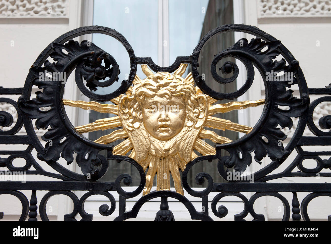 Gold bemalt Sun auf Eisen schwarz gate Gate in Londons West End Vereinigtes Königreich Stockfoto