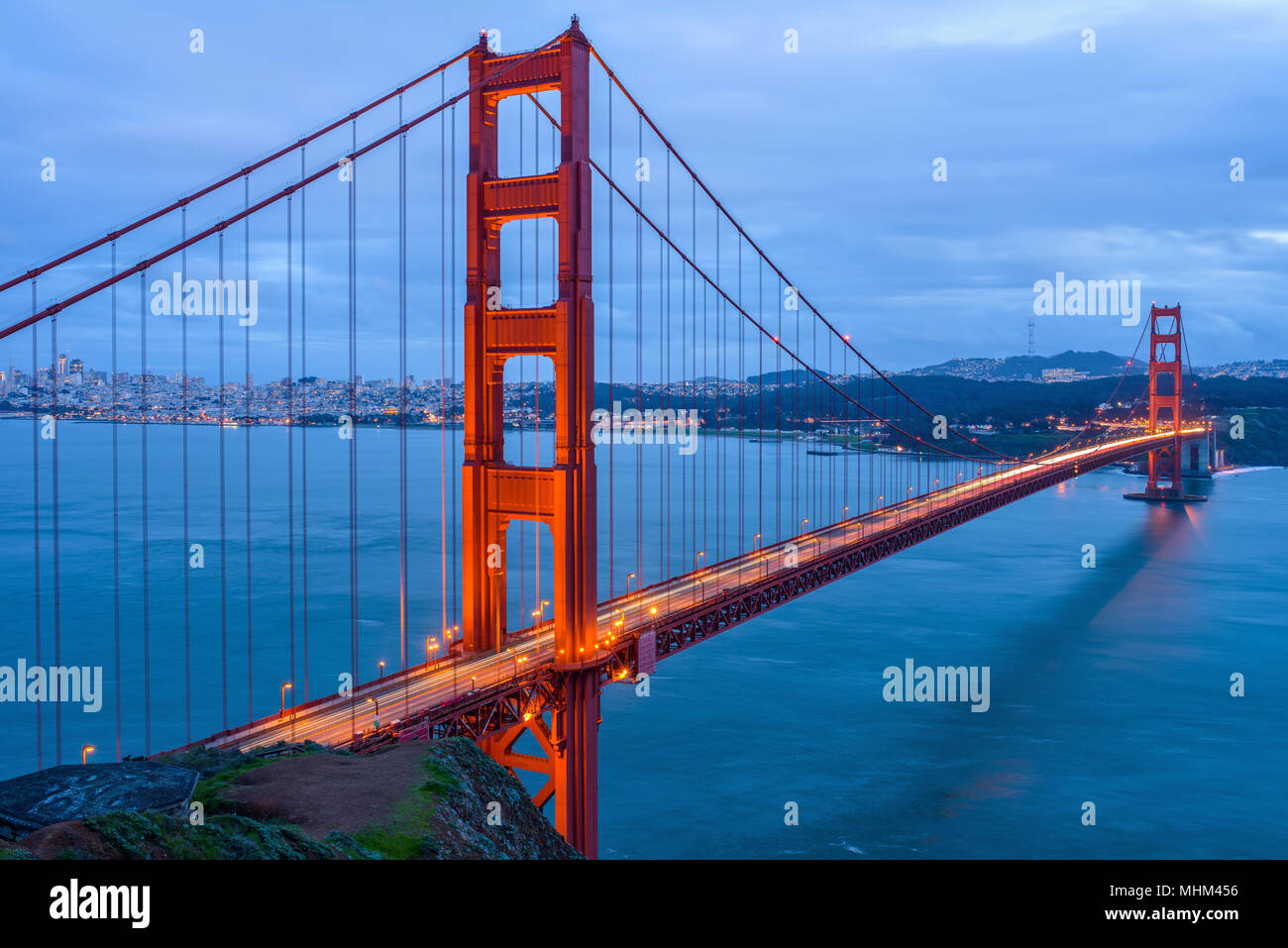 Golden Gate Bridge bei Dämmerung - EINE trübe Winter abend Blick auf die Golden Gate Bridge, Blick vom Hügel in Marin Headlands in Richtung San Francisco. CA, USA Stockfoto