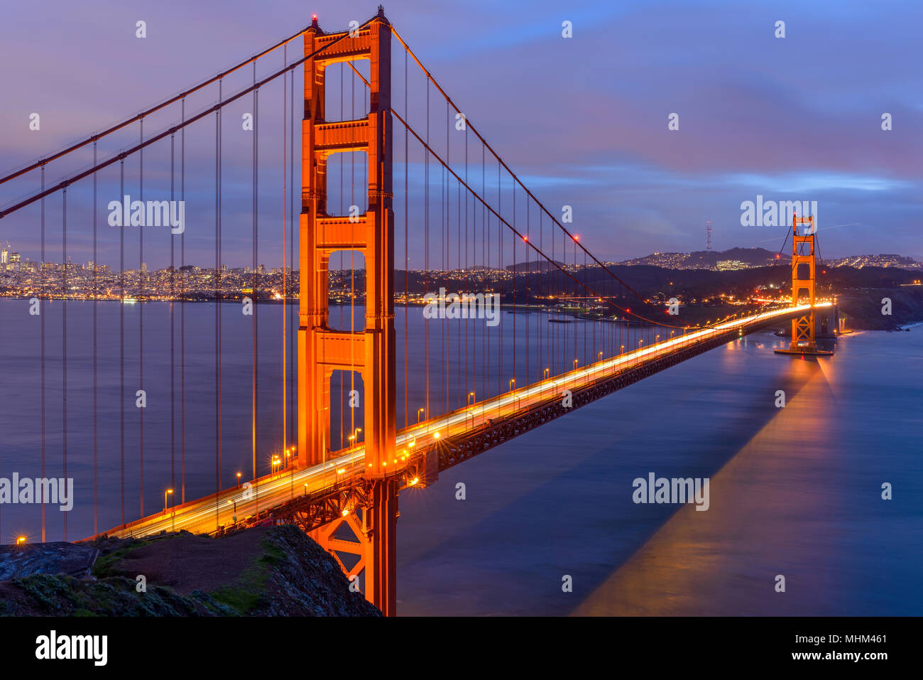 Sunset Golden Gate Bridge - Bewölkt - Winter - Tag Sonnenuntergang Blick auf die Golden Gate Bridge, von Hilltop an Marin Headlands in Richtung San Francisco, CA, USA Stockfoto
