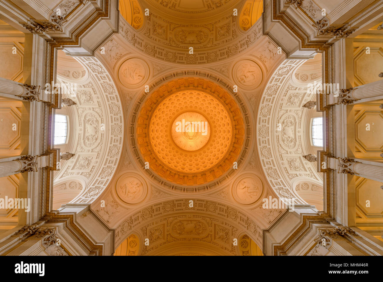 Innenraum der goldenen Kuppel - einer Innenansicht der goldenen Kuppel von San Francisco Rathaus Gebäude. Stockfoto