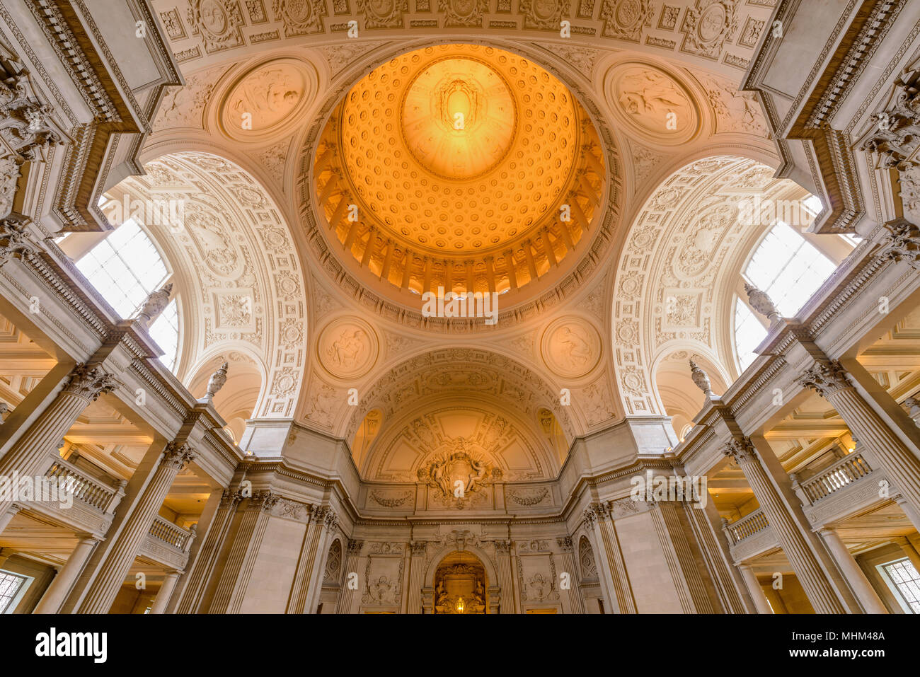 Interieur von San Francisco City Hall - ein Weitwinkel- und niedrigem Betrachtungswinkel und der goldenen Kuppel von San Francisco Rathaus Gebäude. CA, USA. Stockfoto