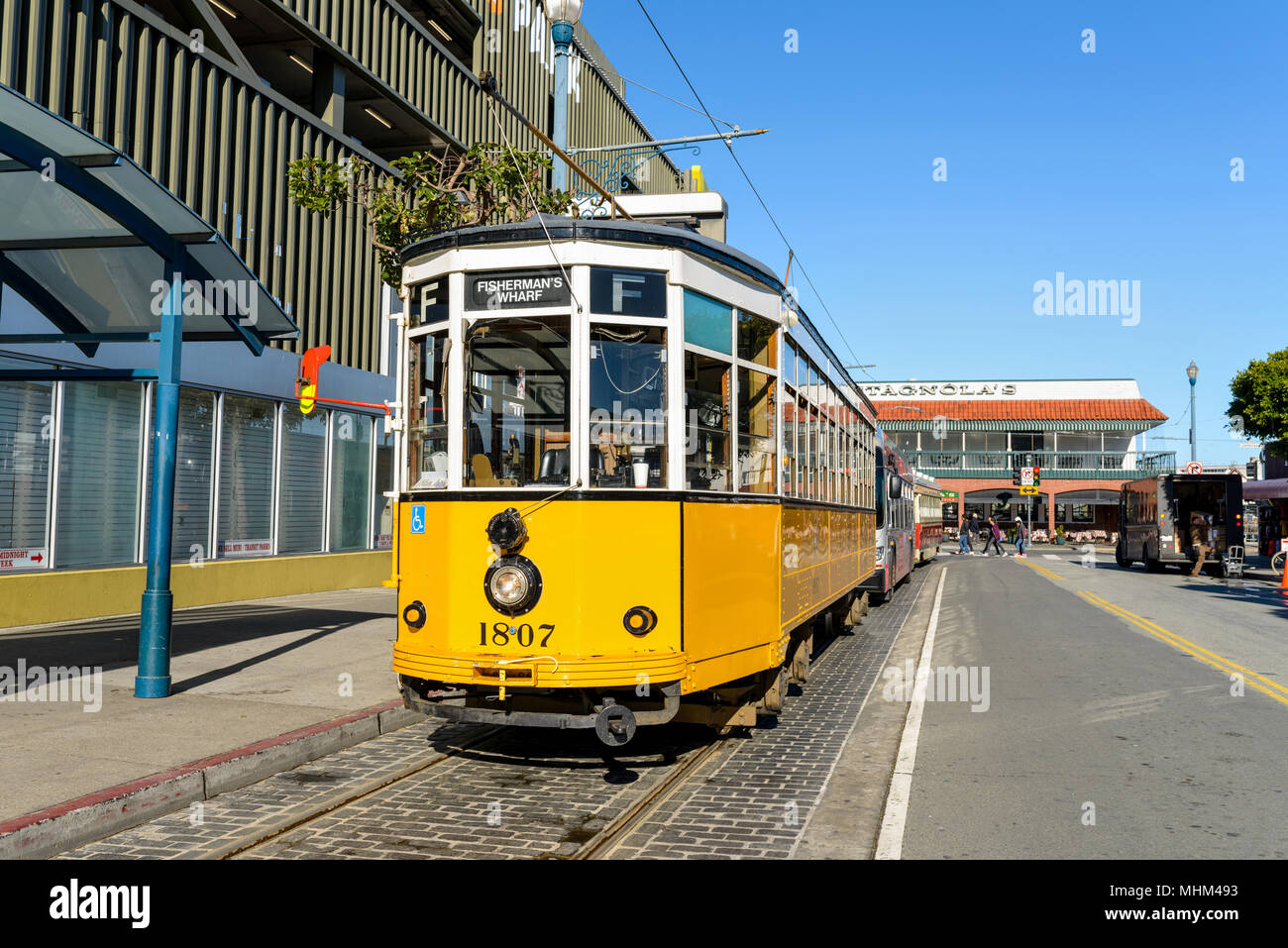 F-Line Street Car - ein helles Gelb F-Line light rail Straße Parkplätze am Fisherman's Wharf entfernt. San Francisco, Kalifornien, USA. Stockfoto