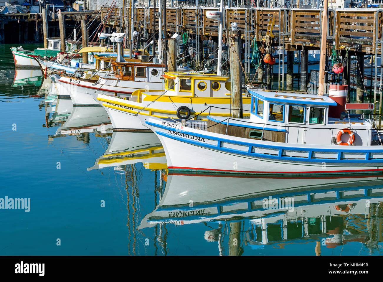 Fisherman's Wharf - Eine Reihe von bunten Fischerbooten Docking in einem ruhigen Hafen am Fisherman's Wharf, San Francisco, Kalifornien, USA. Stockfoto
