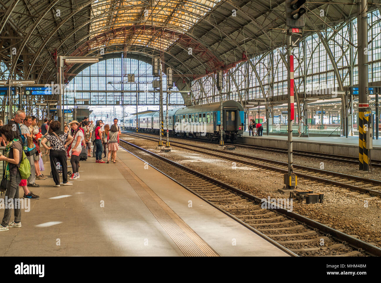 Praha Prag Hauptbahnhof (Hlavni Nadrazi). Bin Zugangsweg ein Zug der staatlichen Eisenbahngesellschaft Ceske drahy (CD) / Prag / Praha Hauptbahnhof (Hlavni Nadrazi), auf der Plattform ein Zug der staatlichen Eisenbahngesellschaft Ceske drahy (CD). Stockfoto