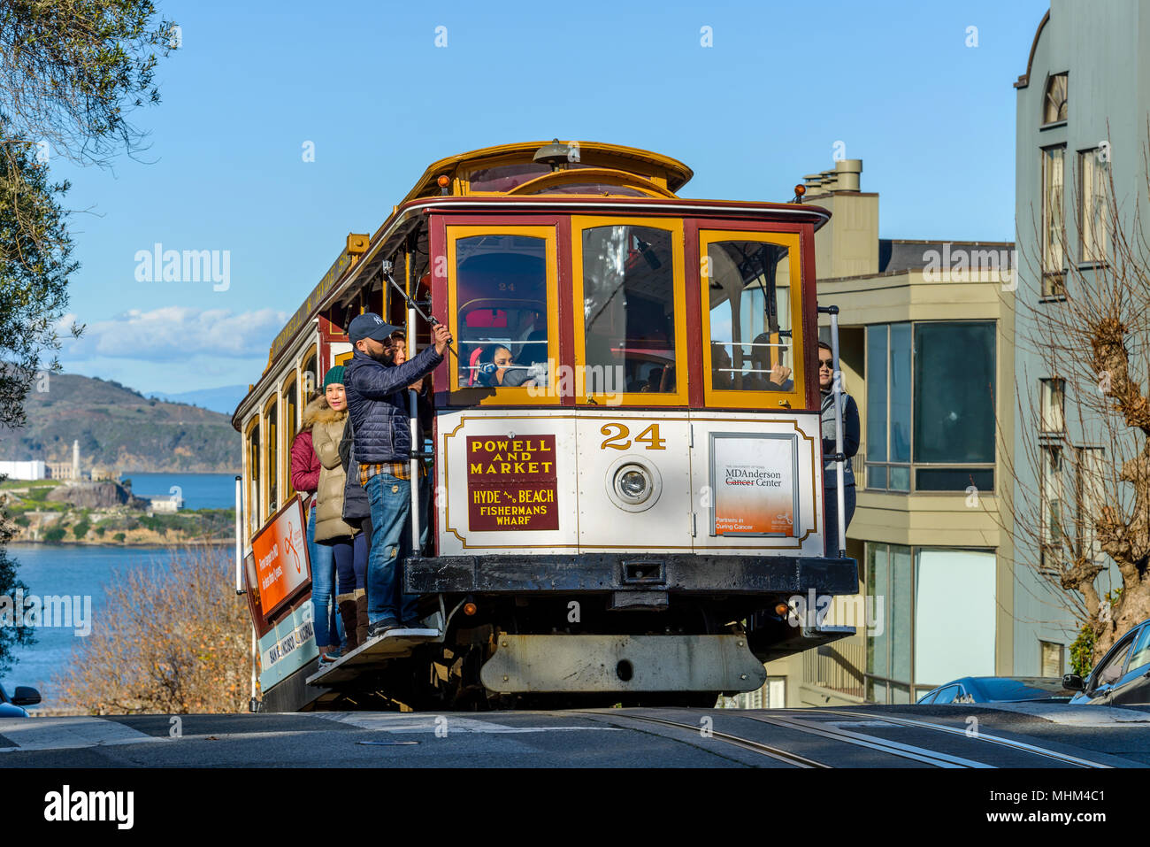 Street Cable Car - eine Seilbahn hinauf auf den Gipfel des steilen Russian Hill am Hyde St, mit Alcatraz im Hintergrund. San Francisco, CA, USA. Stockfoto