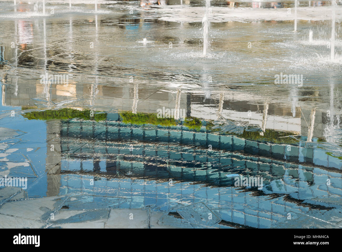 Reflexion von Brunnen Wasser in Gae Aulenti Square, Mailand, Lombardei, Italien. Stockfoto