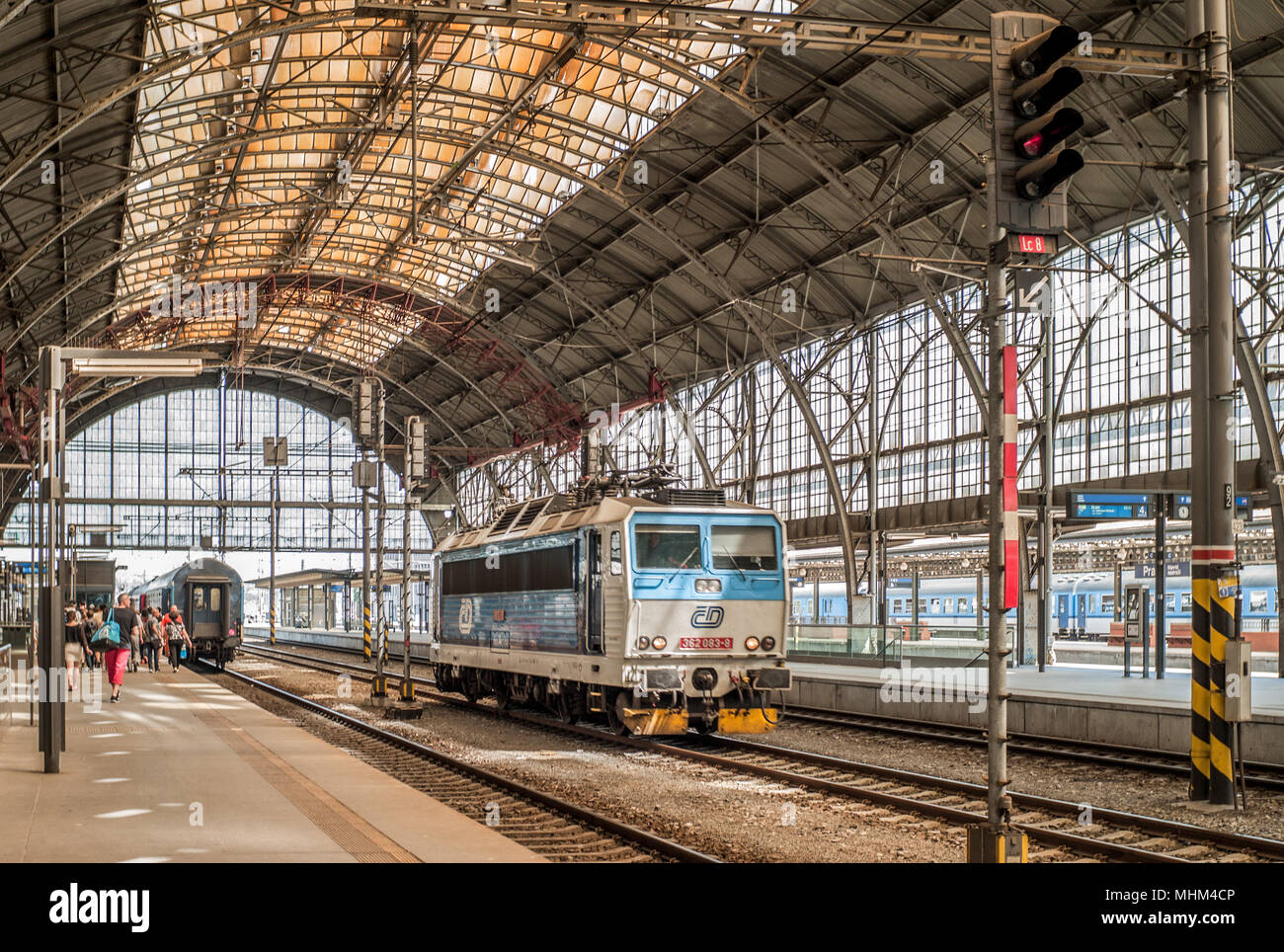 Praha Prag Hauptbahnhof (Hlavni Nadrazi). Bin Zugangsweg ein Zug der staatlichen Eisenbahngesellschaft Ceske drahy (CD) / Prag / Praha Hauptbahnhof (Hlavni Nadrazi), auf der Plattform ein Zug der staatlichen Eisenbahngesellschaft Ceske drahy (CD). Stockfoto