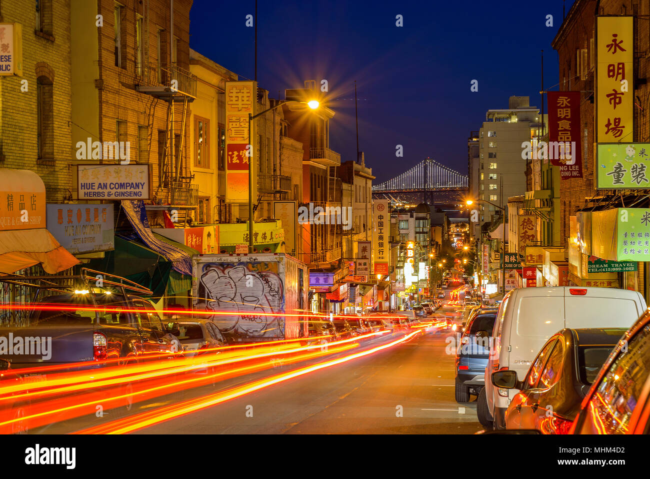 Chinatown in der Nacht - eine Nacht auf einer belebten Straße in Chinatown in San Francisco, Kalifornien, USA. Stockfoto