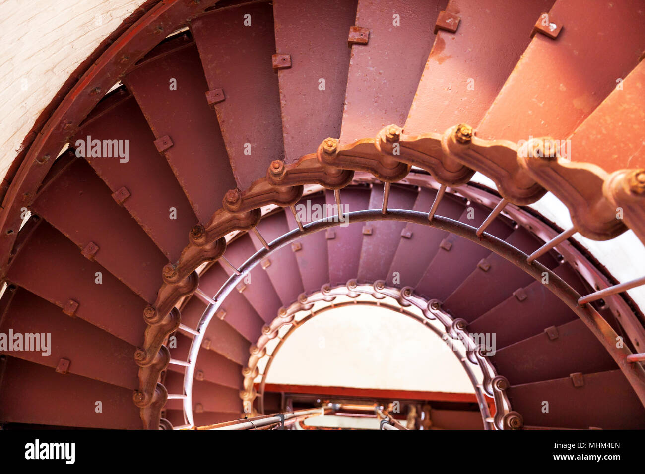 NC-01618-00... NORTH CAROLINA- Treppe im Inneren Cape Hatteras Leuchtturm in Buxton entlang der Outer Banks, Cape Hatteras National Seashore. Stockfoto