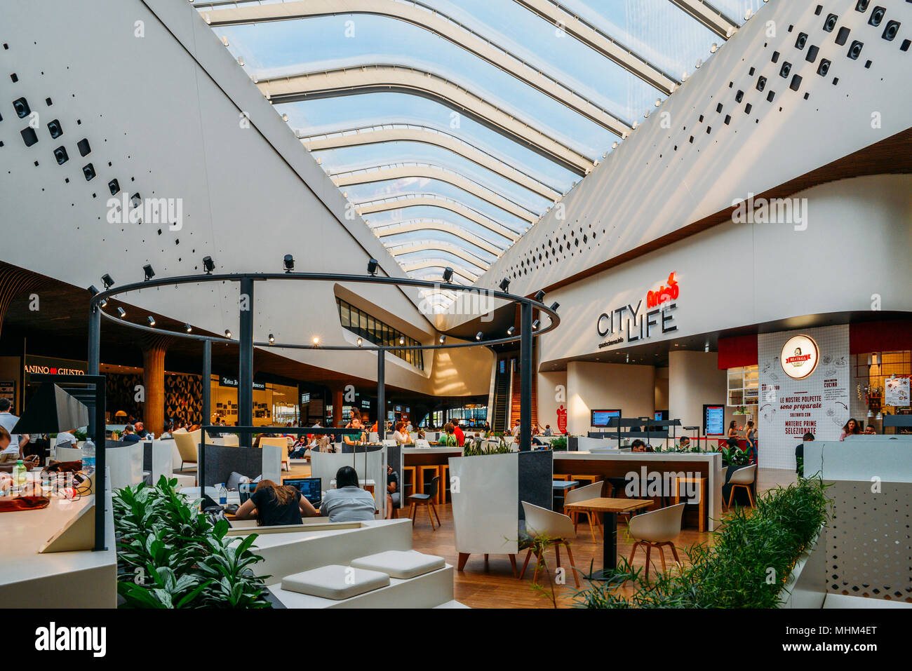 Käufer an der Food Court im modernen Stadtleben shopping center Stockfoto
