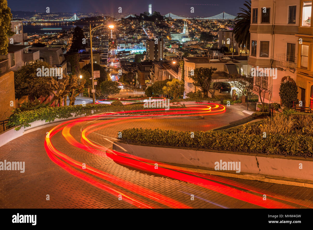 Krummste Straße bei Nacht - Nacht Panoramablick auf der Lombard Street, der steilsten und Crookedest Street und City Nachbarschaften, San Francisco, CA. Stockfoto