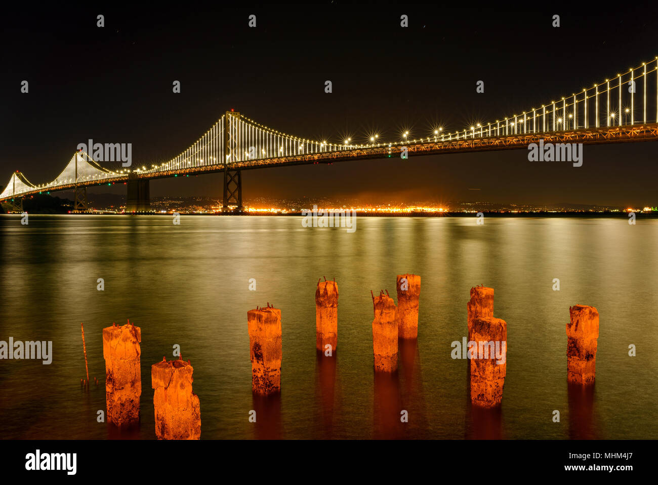Bay Bridge bei Nacht - eine Nacht Blick auf San Francisco, Oakland Bay Bridge spanning über ruhige Bucht von San Francisco, Kalifornien, USA. Stockfoto