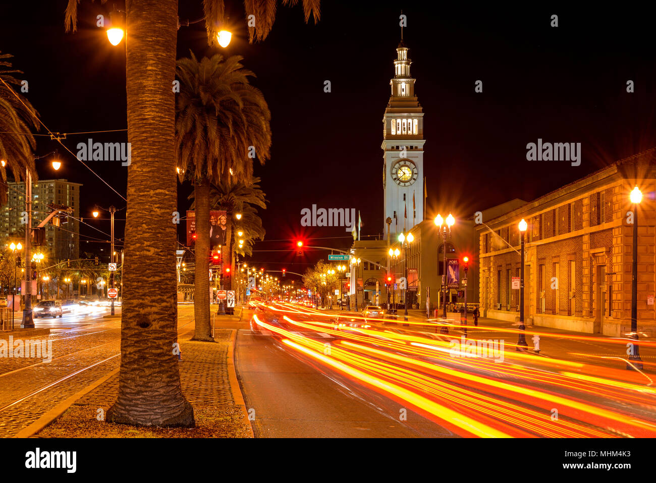 Night Street - eine Nacht Blick auf den geschäftigen Embarcadero Street vor dem Ferry Building, San Francisco, Kalifornien, USA. Stockfoto