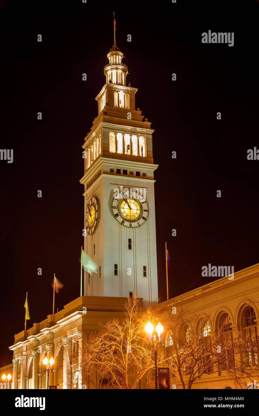 Ferry Building - eine Nacht Blick auf den Uhrturm der San Francisco Ferry Building. CA, USA. Stockfoto